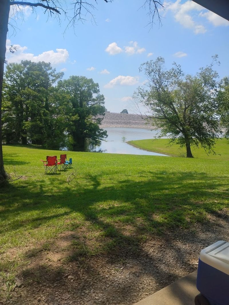 Picnicking, Playgrounds, and Family-Friendly Spaces Around the Lake