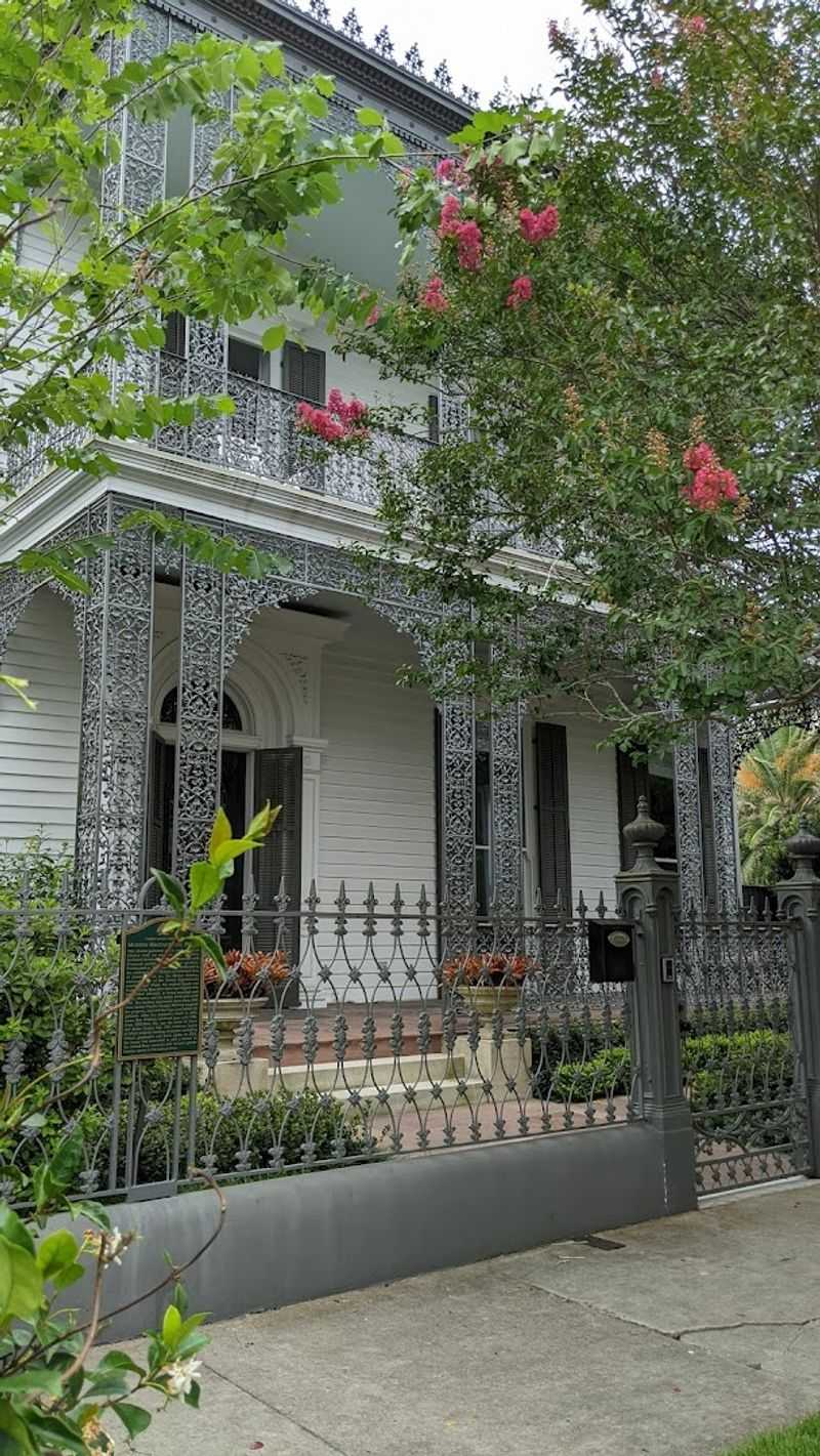 Mansion Spotting Turns Into A Slow-Motion Sidewalk Tour