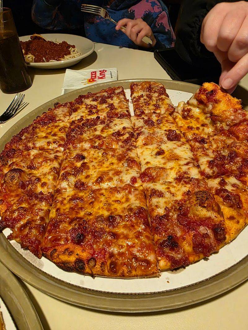 The Pizza That Has Kept Locals Coming Back for Decades
