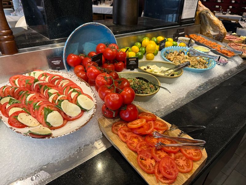 The Market Table That Rivals Any Upscale Salad Bar in Indiana