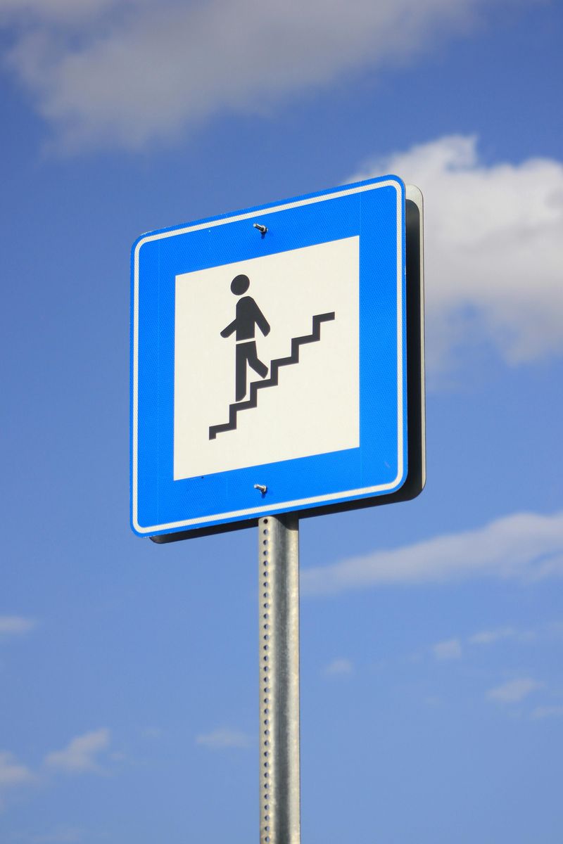 Official Business Directional Signs: The “Blue Sign” System People Notice
