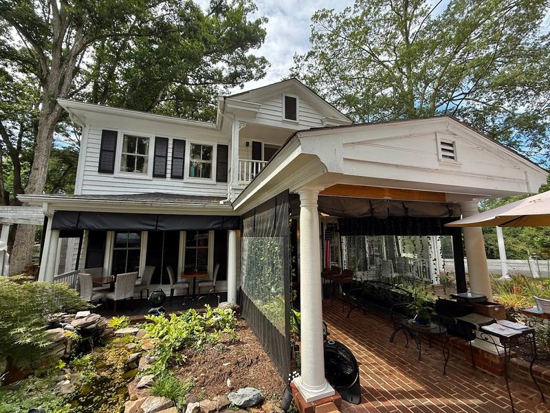 Lola's Farmhouse, Manakin-Sabot