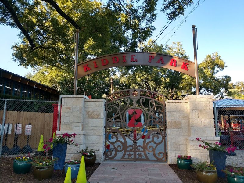 Location and Setting: Right Next to the San Antonio Zoo
