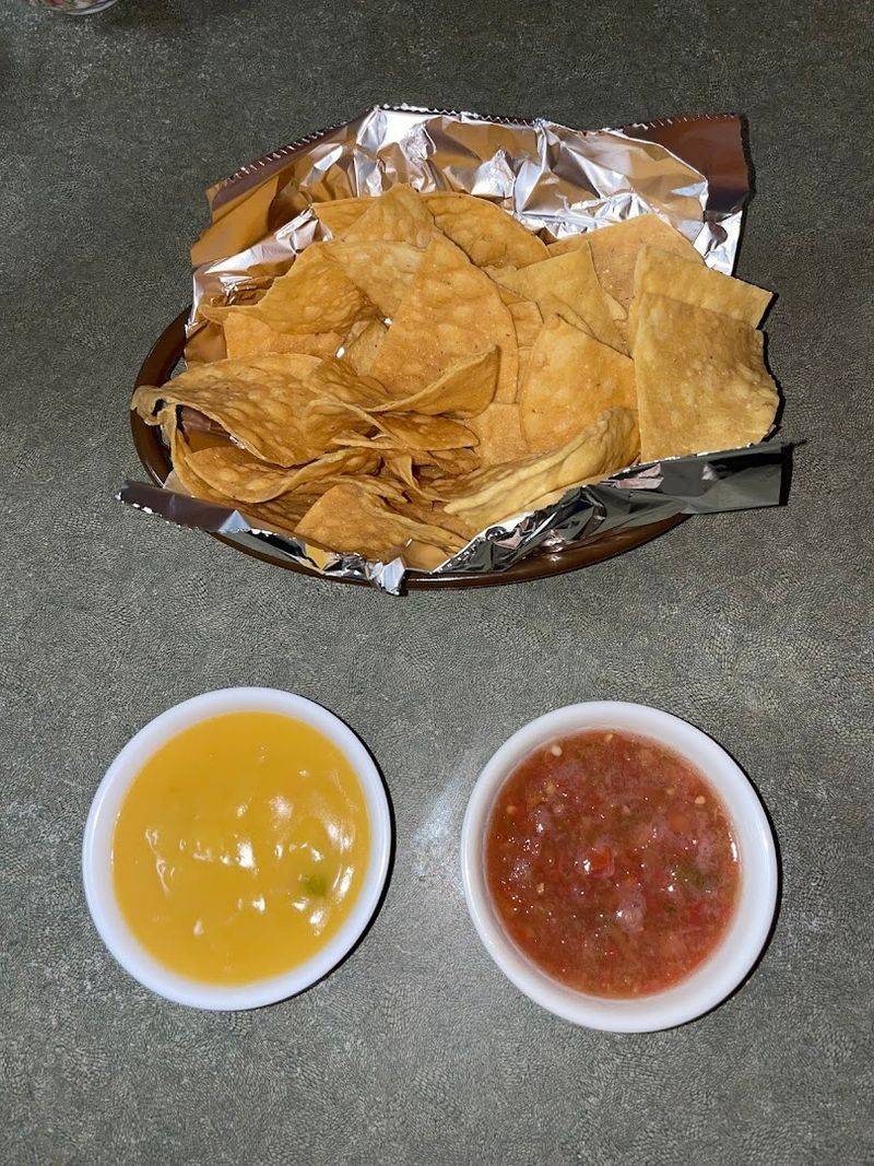 Vendors and Sweets Turn the Meal Into a Full Experience