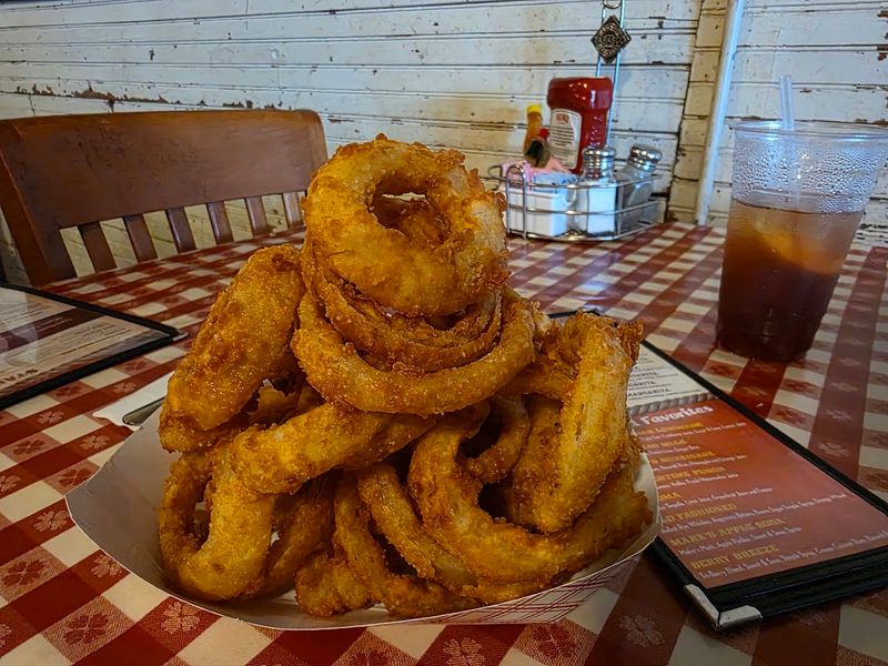 Hand-Breaded Onion Rings That People Genuinely Drive For