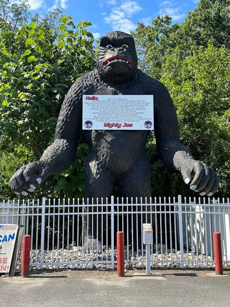 The Gorilla in the Pines: Mighty Joe's Roadside Landmark