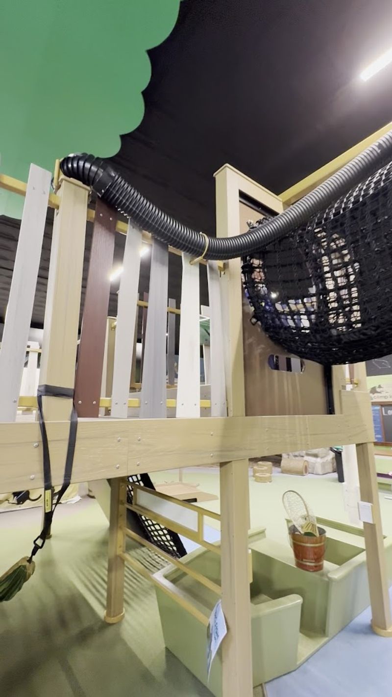 ExploraHouse: A Multi-Level Maze of Discovery