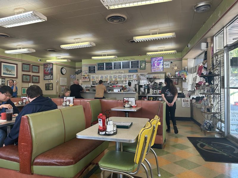 The Old-School Dining Room Still Delivers