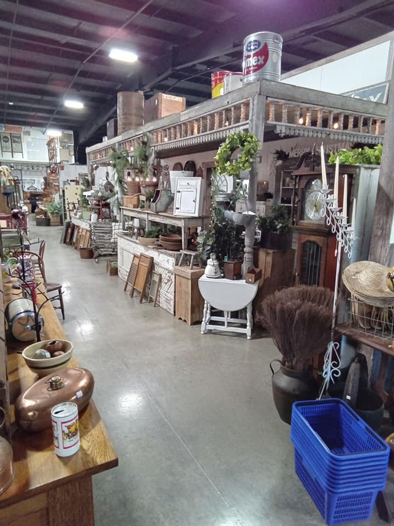 Indoor Market Layout That Turns Browsing Into A Full Lap