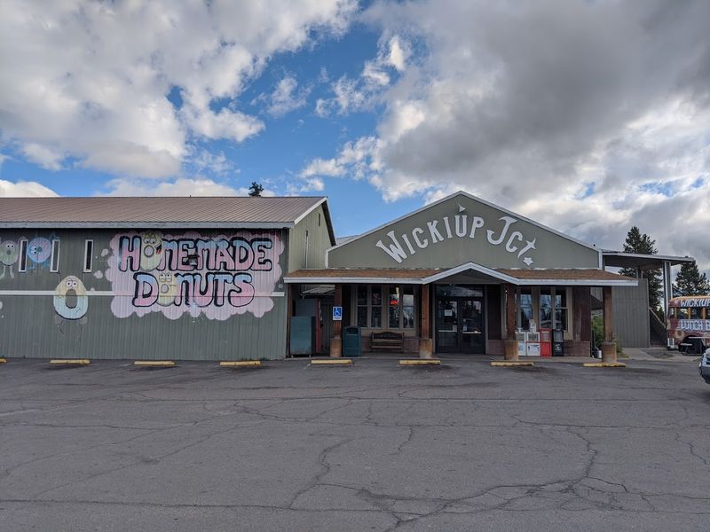 A Roadside Stop With Serious Small-Town Charm
