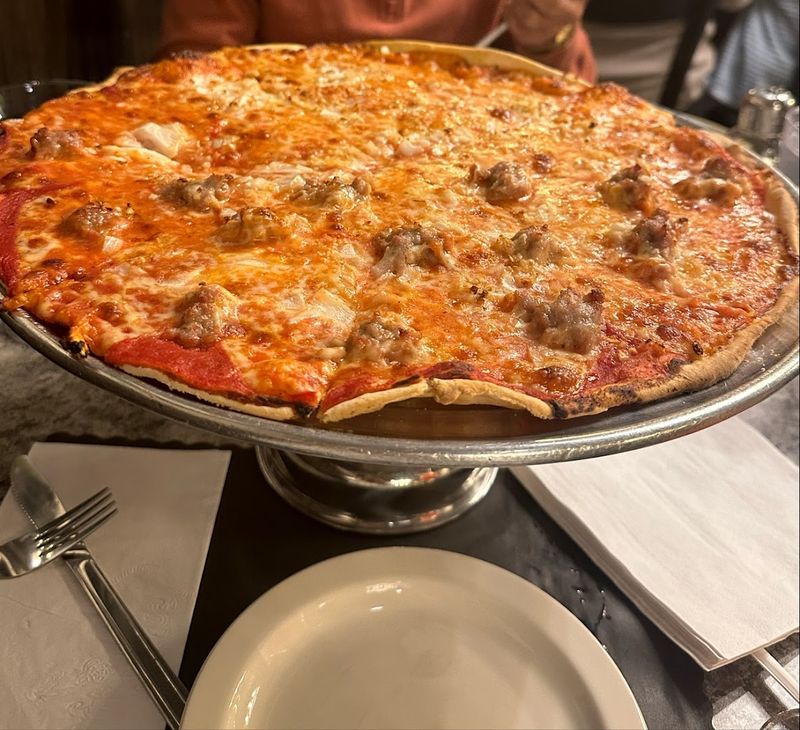 Thin-Crust Pizza That Earns Its Reputation