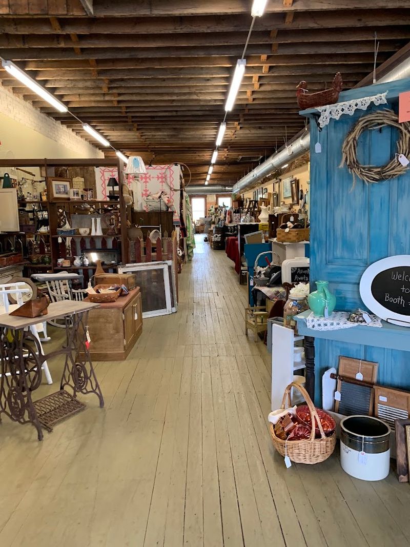 A Walking Town Built for Antique Lovers