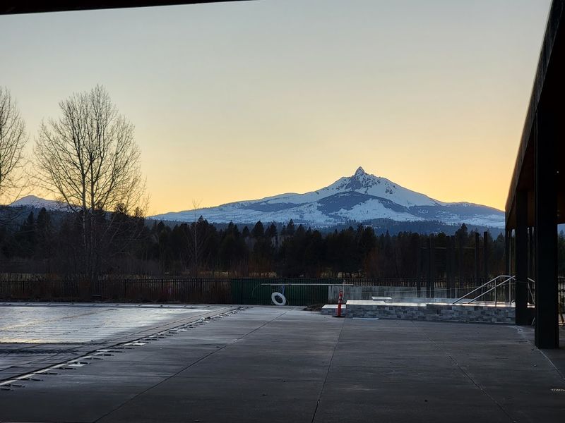 A Setting That Steals the Show Before You Sit Down