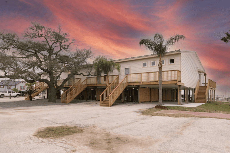 Waterfront Bungalows Turn Dinner Into a Full Getaway