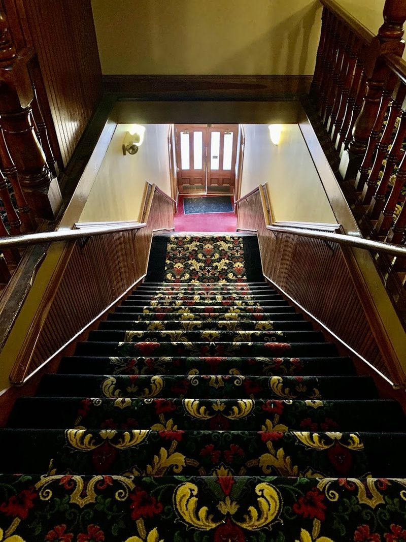 Third-Floor Pause That Straightens Your Back