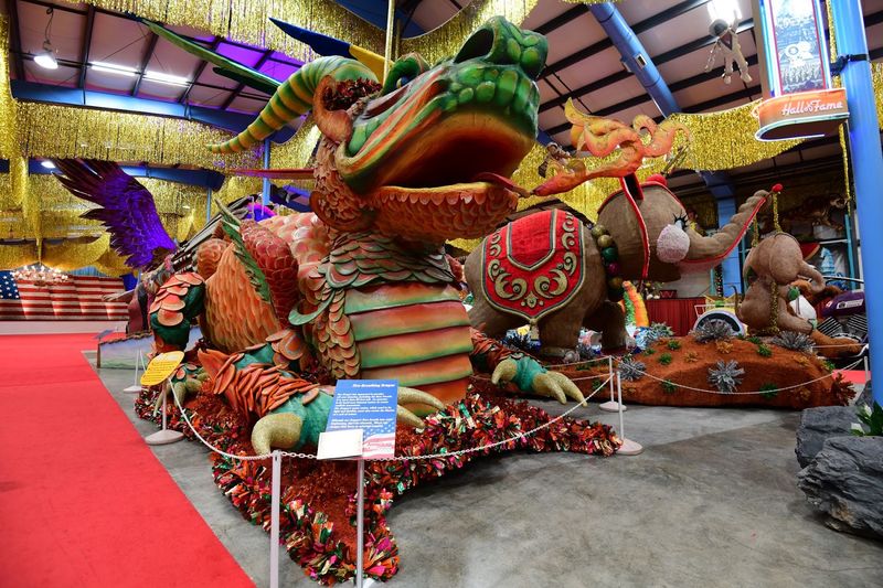 The 30-Foot Genie That Steals Every Photo