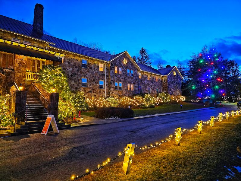 Seasonal Winter Activities That Transform the Property Into a Snowy Wonderland