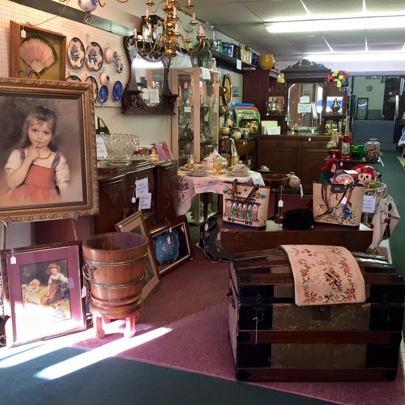 Gingerbread Antiques: The Crown Jewel of Waxahachie Shopping