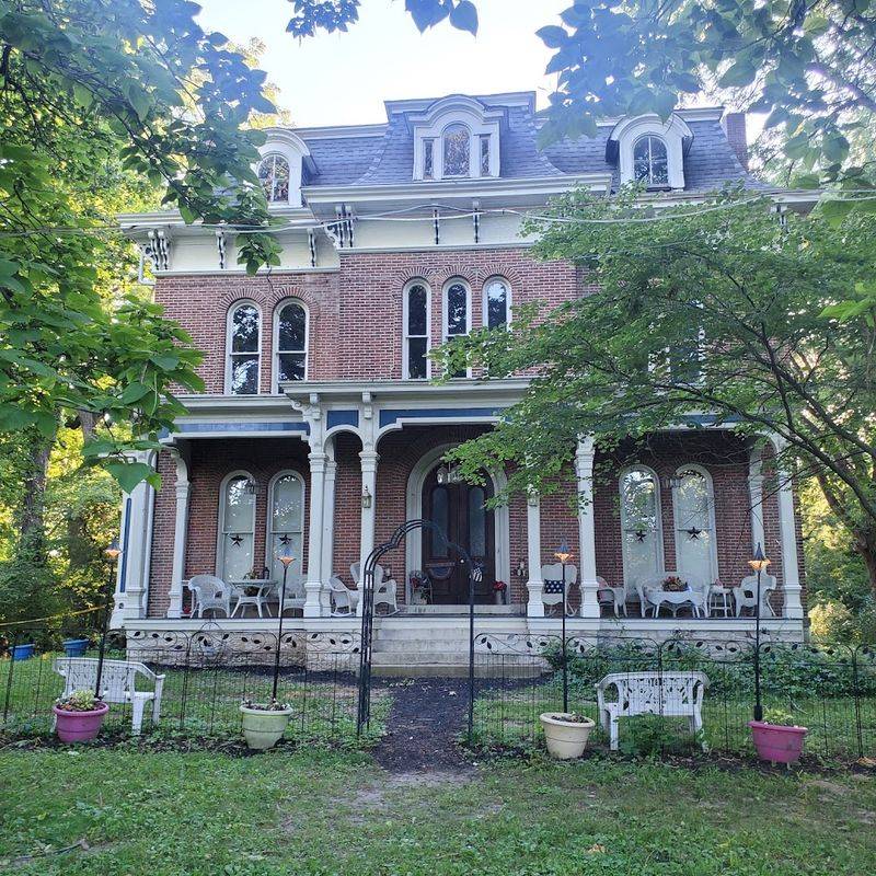 Arrive On Alby Street And Take In The Hilltop “Mount Lookout” Setting