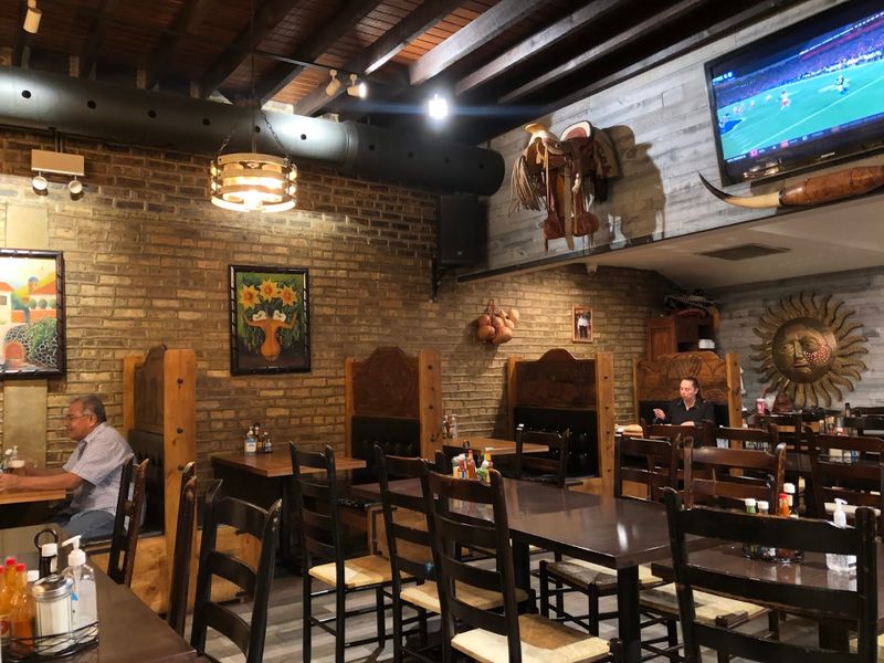 Step Into La Casa De Samuel And Feel How Fast Regulars Take Over