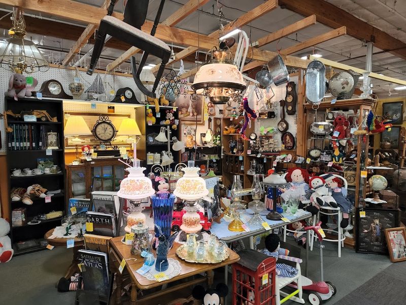 Vintage Home Décor In A Mall That Feels Almost Endless