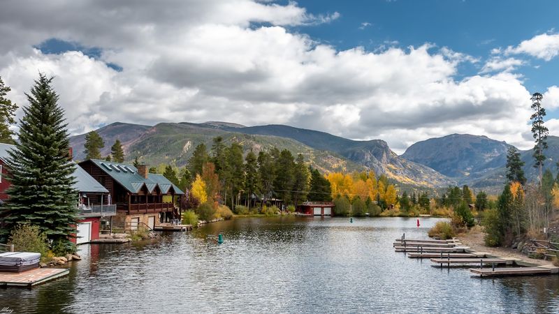 The Mountain Lake Setting That Instantly Raises Expectations