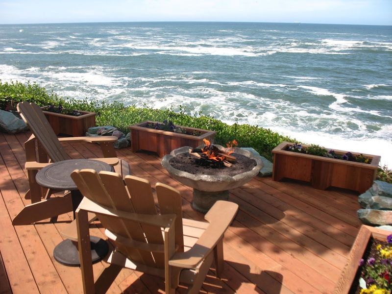 The Setting That Puts You Right on the Edge of the Pacific