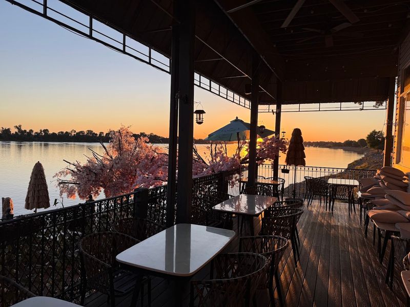 A Scenic Riverfront Location That Sets the Mood Instantly