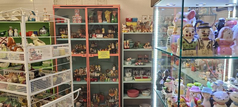 Collectibles And Decor Corners That Reward Slow Treasure Hunting