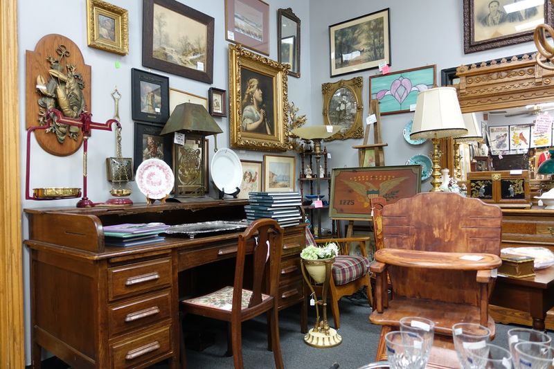 Antique Cameras and Fine Art for the Visually Curious