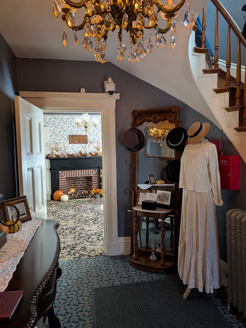 How The House Uses Silence, Timing, And Lighting To Set The Mood