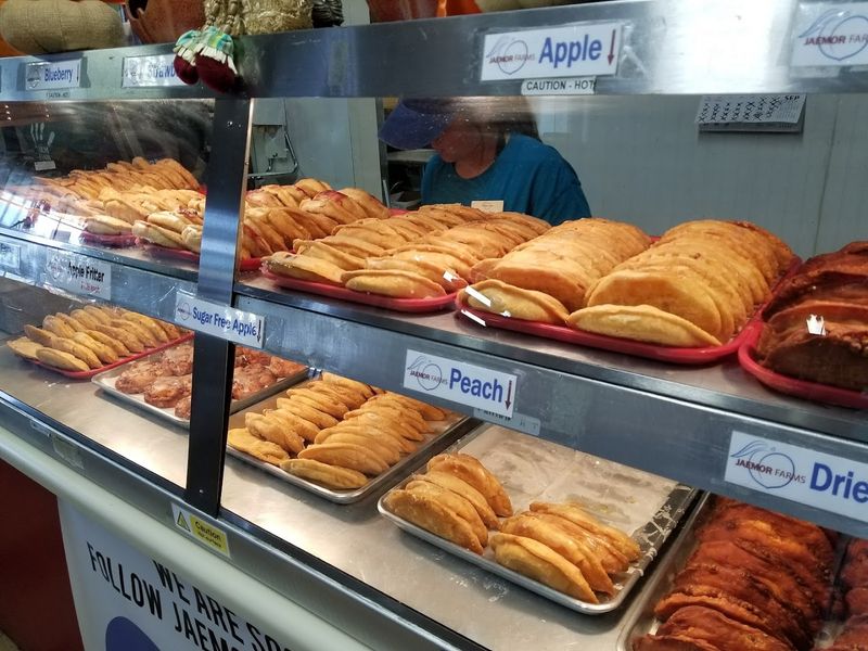 Bakery Cases That Pull People In Fast