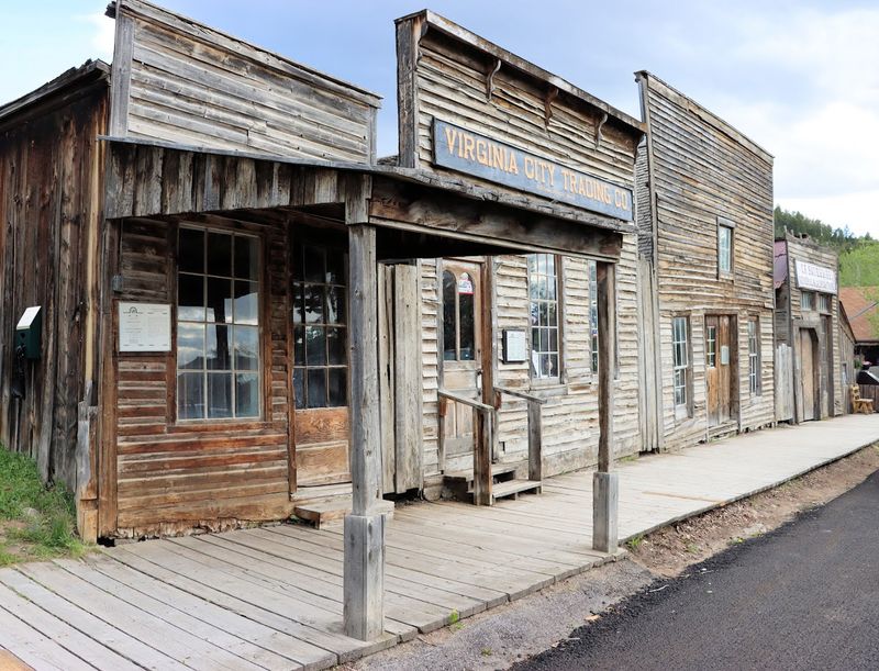The Old Storefronts That Make You Slow Down Without Trying