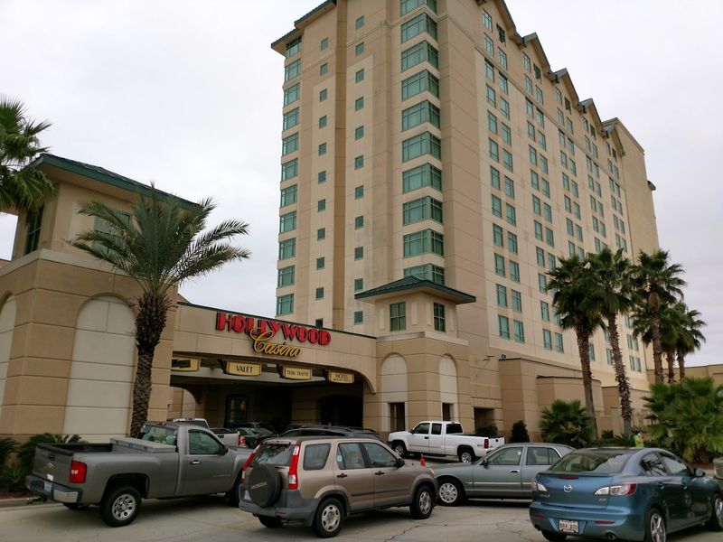 The Mississippi Coast Feast That Turns A Meal Into An Event