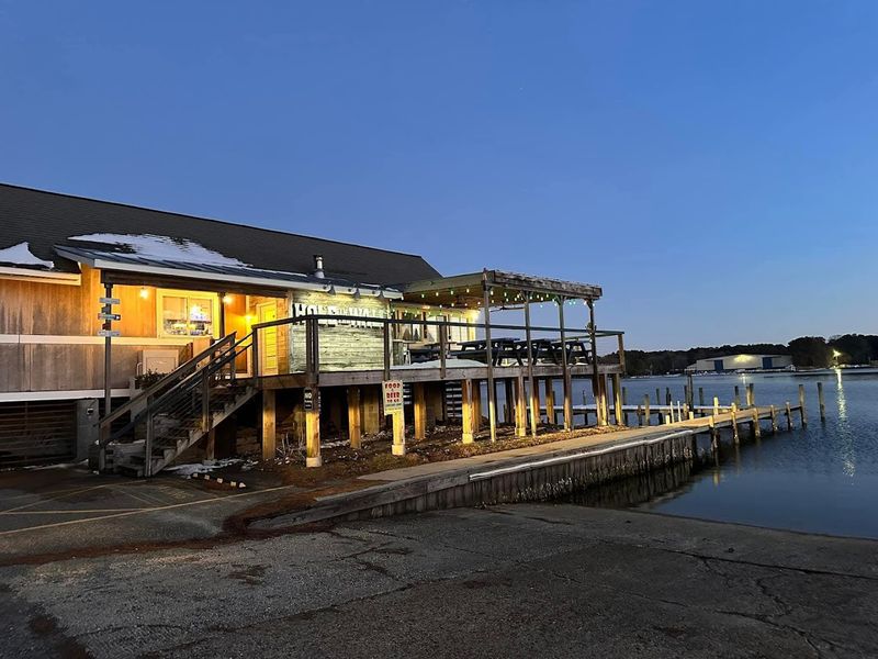 Hole in the Wall Waterfront Grill, Gwynn's Island