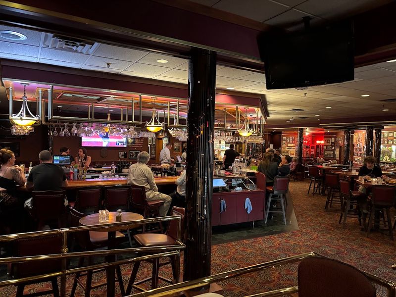 Live Entertainment That Elevates the Whole Evening