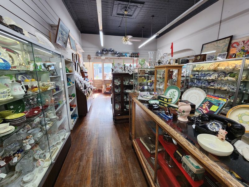 Vintage China and Glassware That Will Stop You in Your Tracks