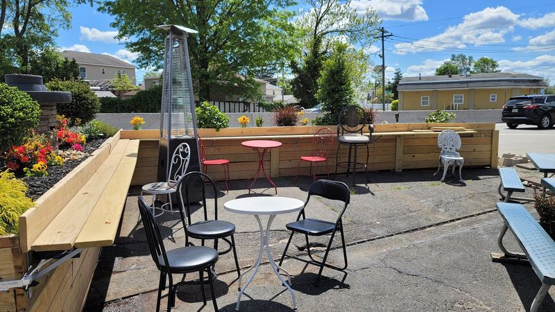 The Roadside Setting That Somehow Makes Everything Taste Better