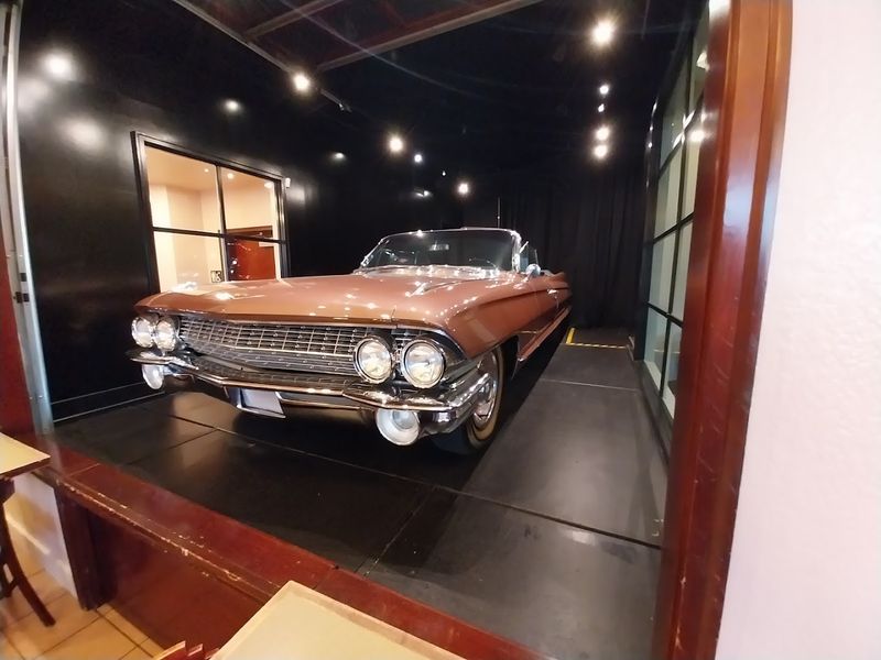 The Retro Atmosphere That Sets the Mood Immediately