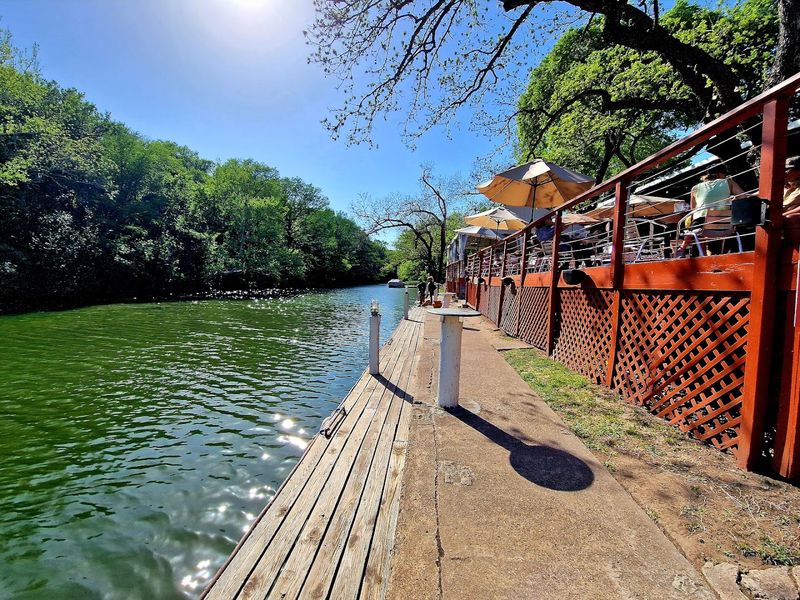 A Lakeside Setting That Makes Everything Taste Better