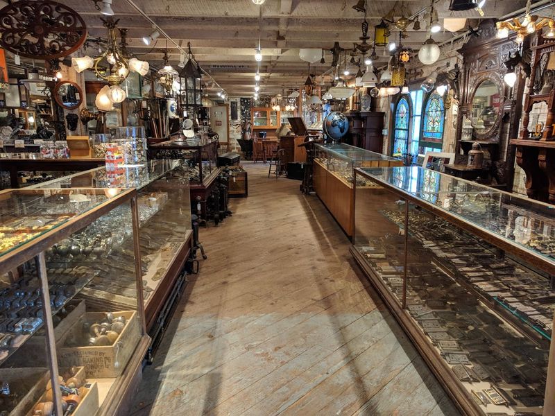 Vintage Hardware and Door Knobs