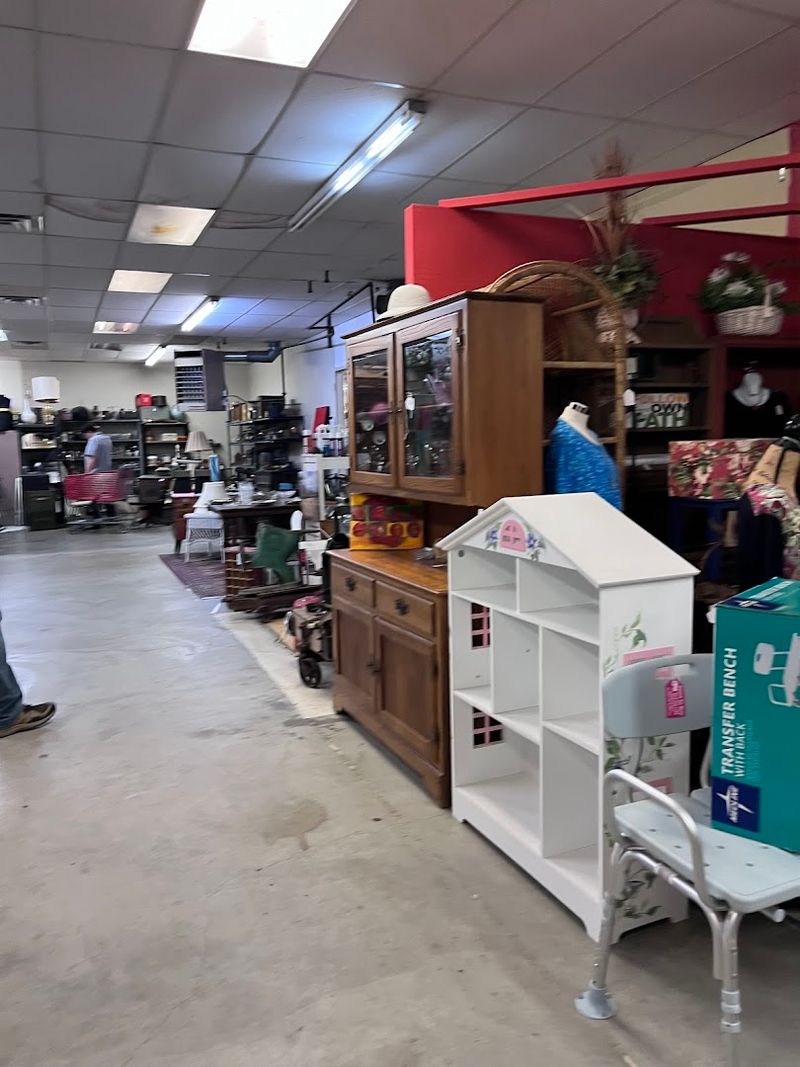 Furniture And Decor Give The Mall Its Scale