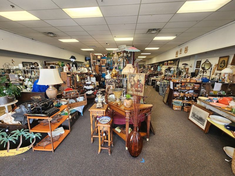 Eloquence Antiques & Artisans