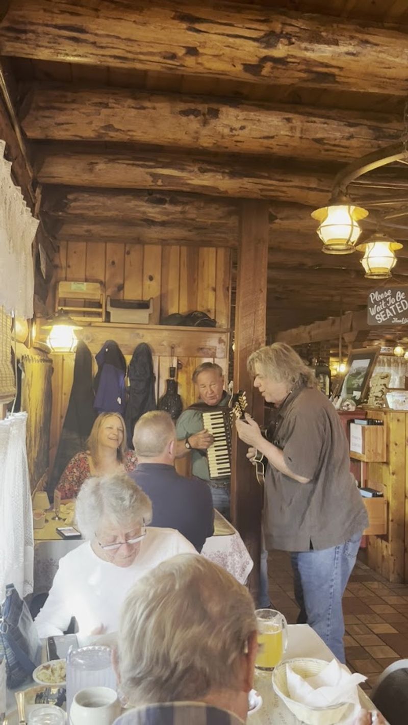 Live Music That Makes the Whole Experience Sing