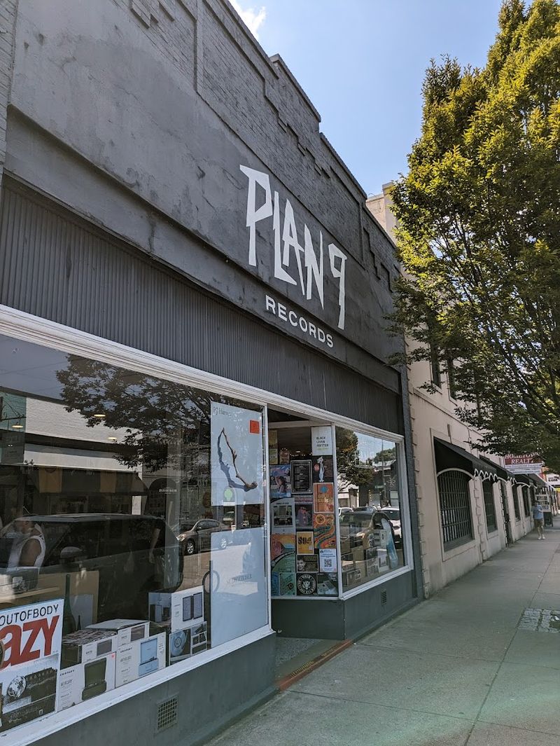 Plan Your Visit to 3017 West Cary Street