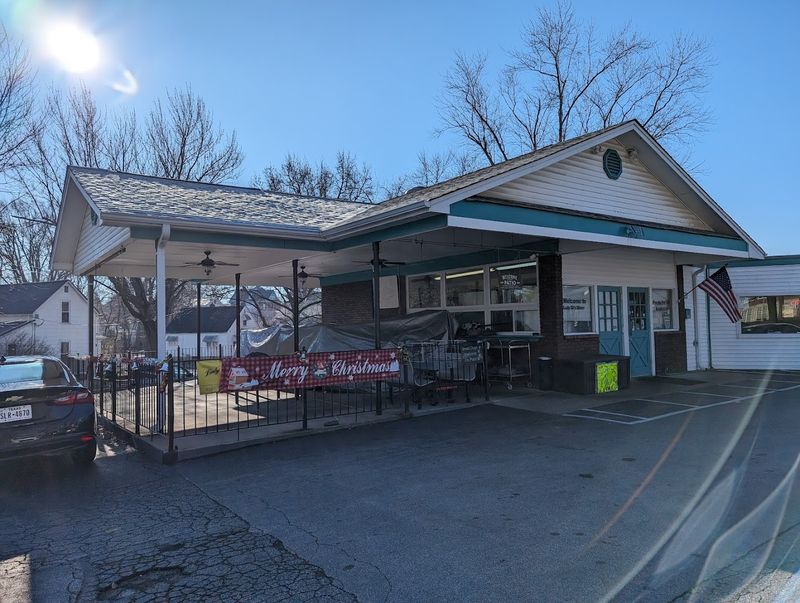 Why Lady Di's Keeps Drawing People Back to St. Charles