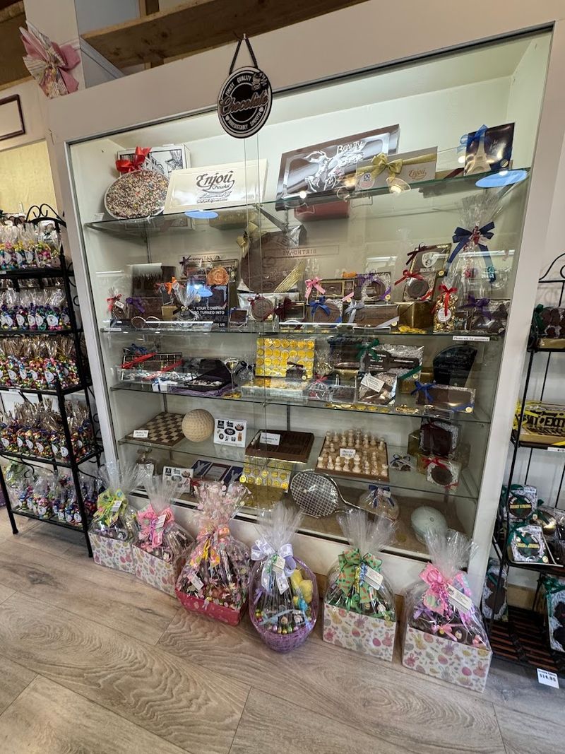 Gift Baskets That Arrive Looking Like Pure Edible Art