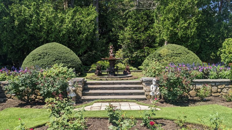 Statues, Fountains, and the Art of Wandering Slowly