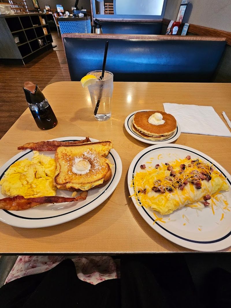 Omelettes and Hot Breakfast Plates for the Hungry Crowd