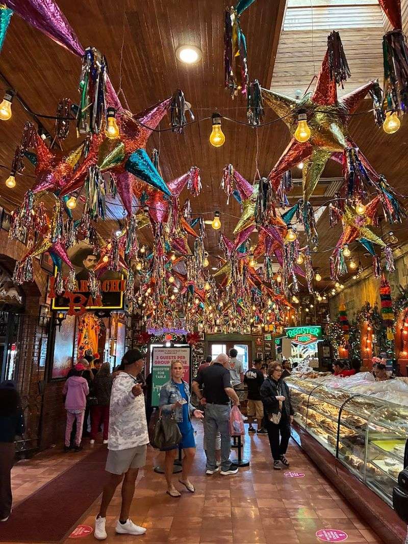Mi Tierra Café y Panaderia, Texas